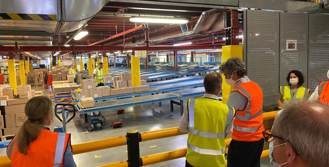 Covid19 : Jean Dionis du Séjour, Maire d'Agen visite le site de distribution d’UPSA à Agen