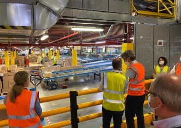 Covid19 : Jean Dionis du Séjour, Maire d'Agen visite le site de distribution d’UPSA à Agen