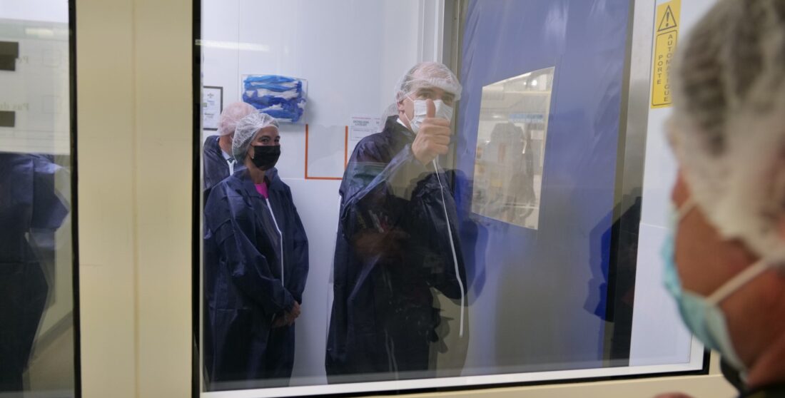 Relocalisation de la production du principe actif de paracétamol en France : Jean Castex visite le site de production d'UPSA à Agen