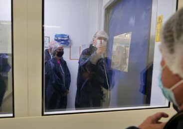 Relocalisation de la production du principe actif de paracétamol en France : Jean Castex visite le site de production d'UPSA à Agen